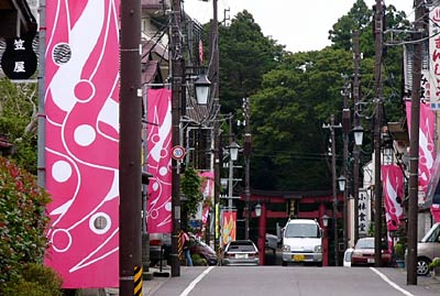 「のぼり旗フェスティバル」で弥彦駅から弥彦神社へ続く通りを飾る鮮やかピンク色ののぼり旗