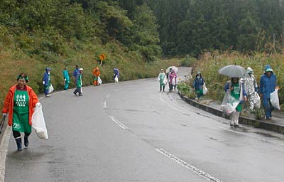 2日、三条市下谷地地内の国道290号でスモーキンクリーン作戦を行う三条たばこ販売(協)下田支部
