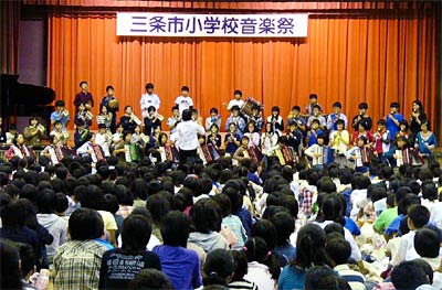 6日開かれた第2回三条市小学校音楽祭