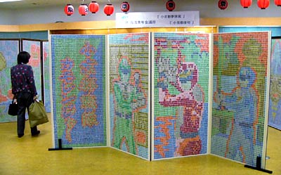 24日まで加茂市・メリアで開かれている加茂JCの「小京都夢屏風」展示会、手前は「カモレンジャー」の図柄