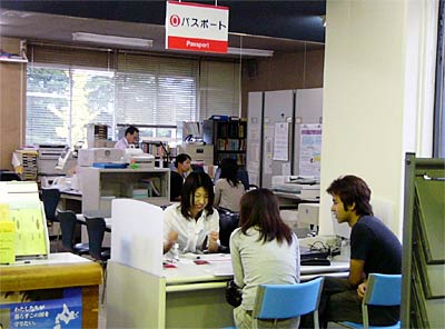 市民課窓口にパスポートカウンターを設置してパスポート発給業務をスタートした三条市
