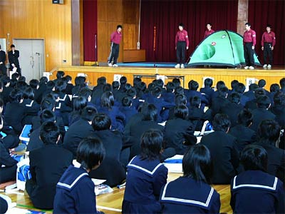 19日、県央工高で行われた体験入学
