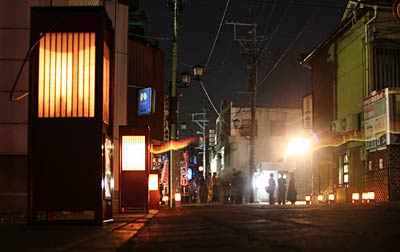 9月30日夜、本寺小路あかり物語第二章が行われた本寺小路、中央付近の横に流れる光はちょうちん