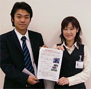 ちらしを手にPRするJAにいがた南蒲職員