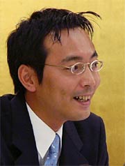 会見する國定氏