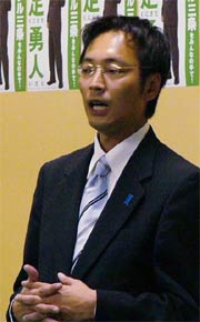 あいさつする国定氏