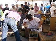 与板の古式にのっとった鍛冶の実演