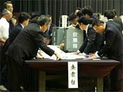 燕市民体育館で行われた開票作業