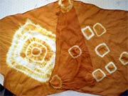 チャレンジクラブで小学生が草木染めした絹のハンカチ