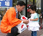 支会長の小林市長も女の子に赤い羽根