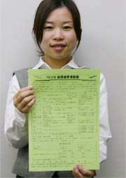 ちらしを手にPRする加茂商議所職員