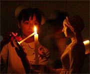 ナイチンゲール像のキャンドルから火を受け継ぐ1年生