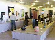工芸・彫刻部門は大ホール入り口前に展示