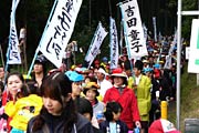 600人余りが参加した行列