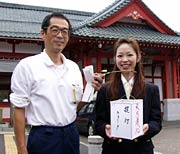 提灯ウオークで無料で貸す手づくりのちょうちんを手に徳永まちづくり部会長(左)と小川観光駅長(右)