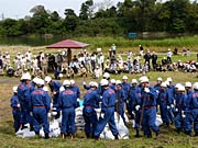 水防工法実施訓練を行う消防団員