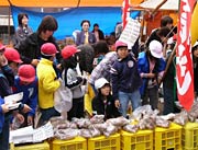 客足が一息つくとようやく「サツマイモで～す！」の呼び込み