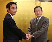 高橋市長と握手する國定氏