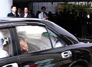 公用車に乗り込んで頭を下げる高橋市長