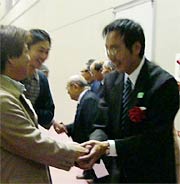 支持者と握手する国定氏