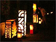 店先に大きなあんどんを飾る店も