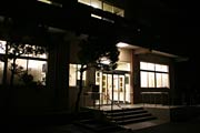夜の文化祭で窓から明かりがこぼれる大島公民館