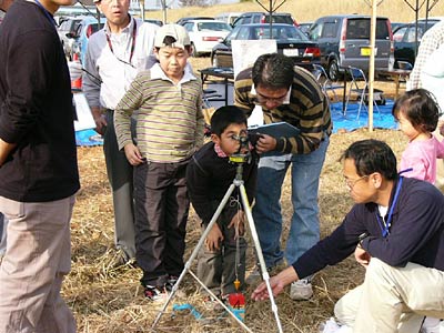 4日行われた「ワンカラシン(コンパス)測量の実測試験～伊能忠敬に挑戦しよう～」