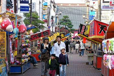 5日、お取越の始まった三条別院前の参道に並ぶ露店