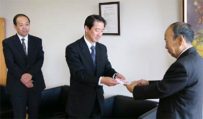 左から北陸ガスの中野マネージャー、敦井長岡支社長、佐藤助役
