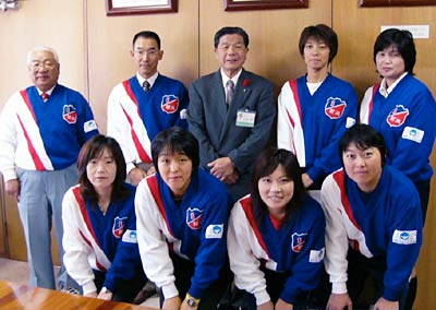 第19回全国スポーツ・レクリエーション祭「スポレク鳥取2006」女子ソフトボール大会でブロック優勝して小林燕市長を表敬訪問、小林市長を囲んで記念撮影の燕秋桜