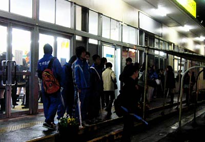 列車の運転見合わせで帰ろうにも帰られずJR東三条駅前で立ちつくす高校生(午後6時2分)
