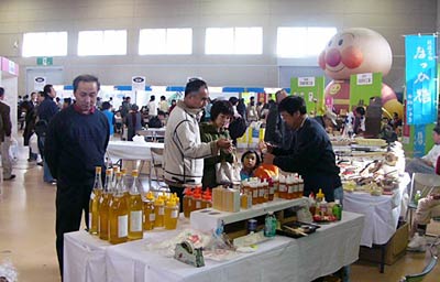 12日、県央地域地場産業振興センターで開かれた「きらめく越後 I LOVE県央2006～県央まつり～」