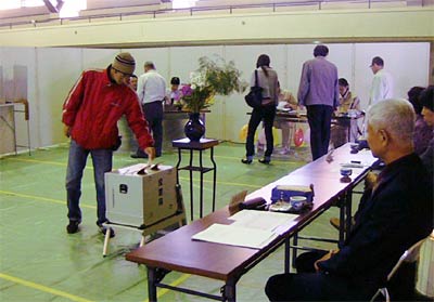 三条市長選投票所の三条厚生福祉会館で投票する市民