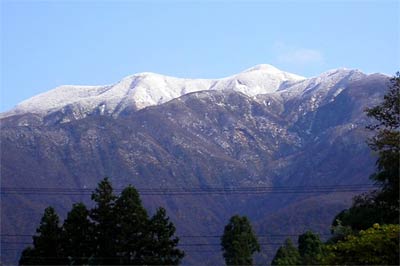 「しただブログ」に掲載された13日午前10時半ころ撮影の冠雪の粟ヶ岳