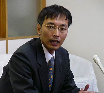 市長就任会見で持論を展開する国定市長