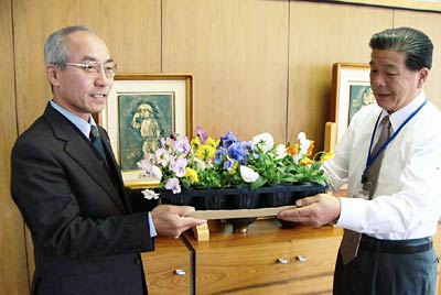 小林燕市長(右)にパンジーの苗を手渡すJA燕市の江村専務理事