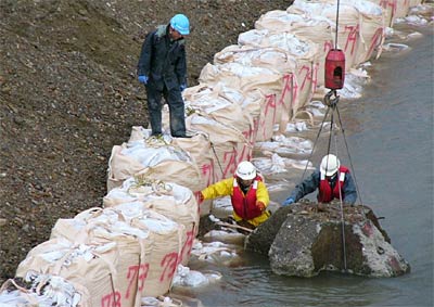 15日、五十嵐川改修工事で腰まで川に入っての作業