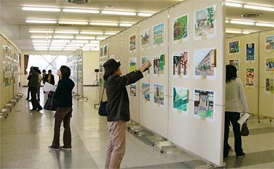 19日まで開かれている第24回ふるさと絵画コンクール展示会