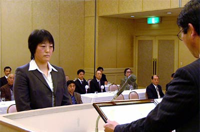 19日行われた第11回金属研磨仕上げ技能競技会の表彰式で二度目の最優秀大賞・新潟県知事賞を受ける山崎さん