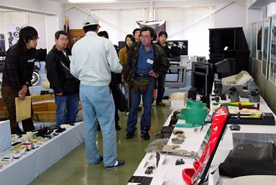 共和工業(株)展示室でサンプルを見る塾生