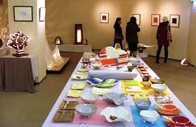 28日まで加茂市・ギャラリー「山内堂」で開かれている三人展「ガラス・版画・ギャラリー」
