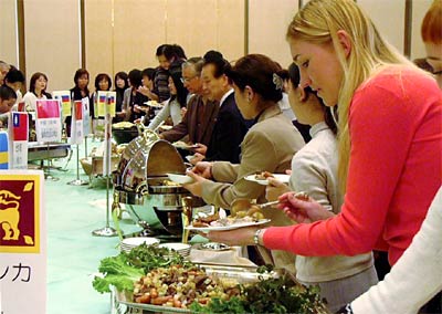 25日開かれた燕市国際交流協会の「世界の料理パーティー」で各国の母国料理16品に舌鼓を打つ参加者