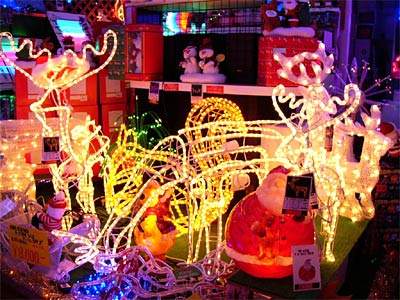 電飾がまばゆいばかりに輝くイルミネーション専門店「光と灯りの店」の店内