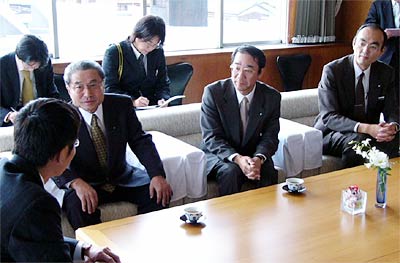 左から国定市長、本店グリーンクラブの西巻副会長、三条信用金庫の石川本店長、須佐次長