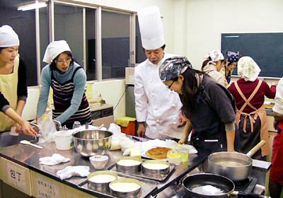 28日、大島公民館で開かれたお菓子作り教室の最終回