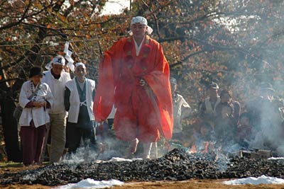 3日、分水・国上寺で行われた柴燈大護摩と火渡り大祭で先頭を切って火を渡る山田住職