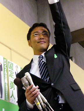 三条市長選に競り勝った国定勇人氏