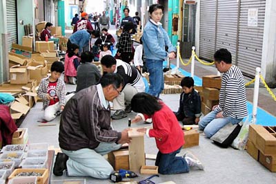 3日行われた三条市産業まつり2006~まちんなか元気まつり~」、昭栄通りの木楽祭で木工工作