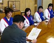 燕秋桜が受けた賞状に見入る小林市長