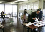 三条庁舎での期日前投票の様子